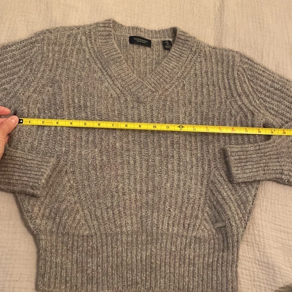 Scotch and Soda wool blend v-neck pullover sweater. Size XS. Very good cond.